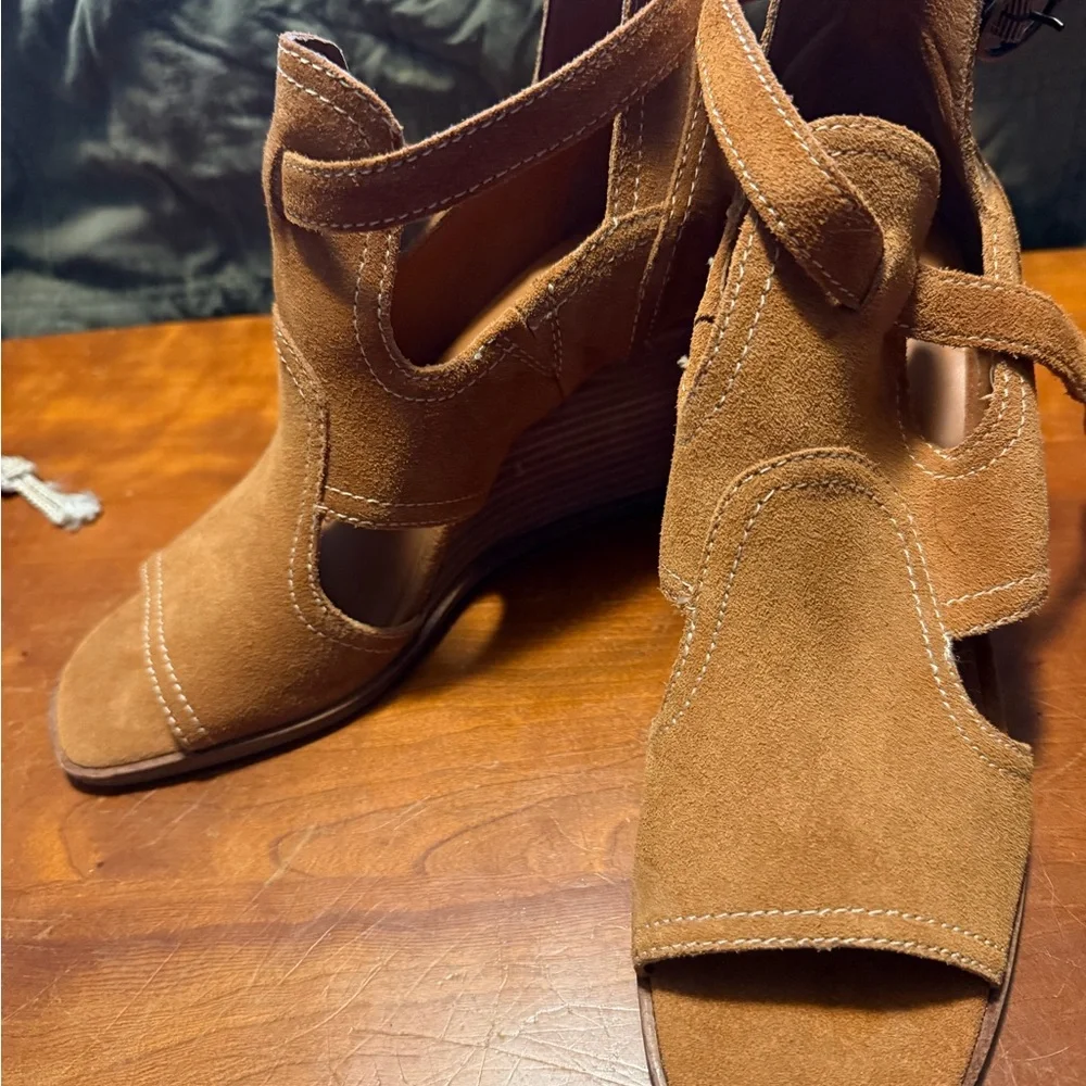 Lucky Brand Tan Suede Wedges